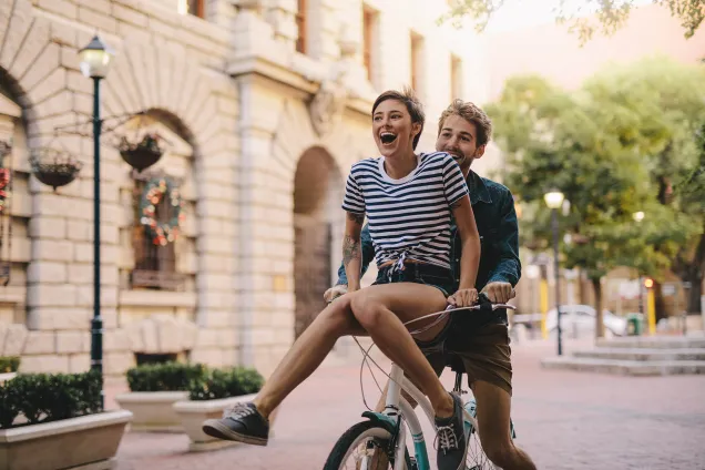 lachend paar op een fiets